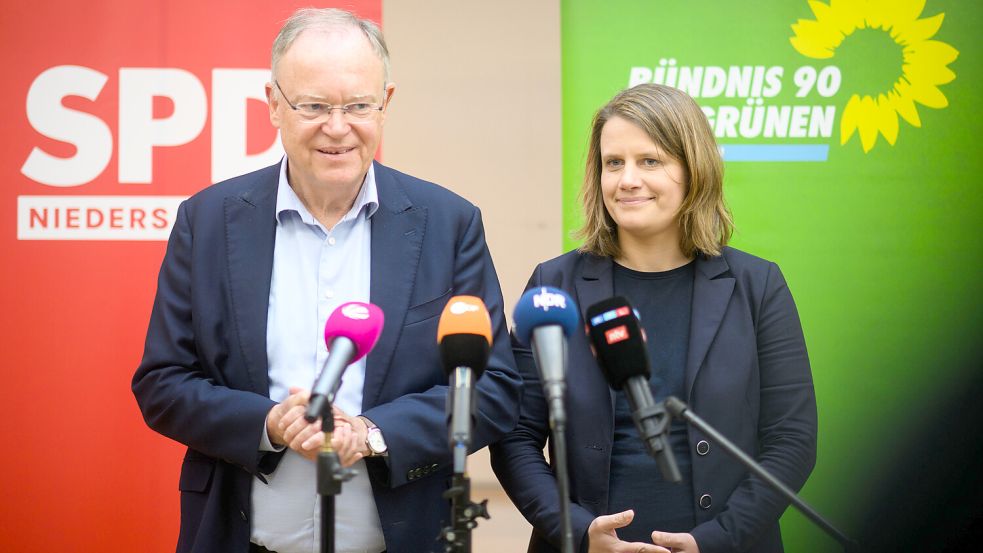 Stephan Weil (SPD), Ministerpräsident Niedersachsen, und Julia Willie Hamburg (Bündnis 90/Die Grünen) kurz nach der Landtagswahl 2022. Foto: dpa/Julian Stratenschulte
