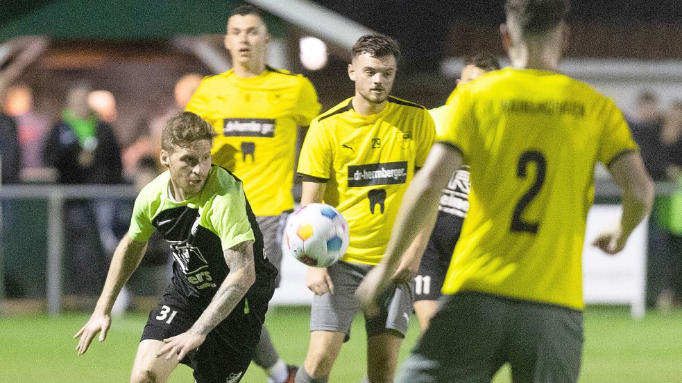 GW Firrel (links Reinhard Grotlüschen) besiegte im Achtelfinale Anfang Oktober den SV Wilhelmshaven und ist einer von drei Ostfriesen im Viertelfinale. Foto: Doden/Emden