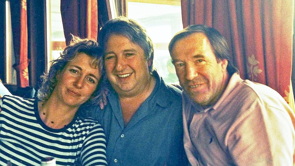Schöne Zeiten: Herbert Seckler auf einem undatierten Foto mit seinem Freund Günter Netzer und Sandra Erdmann, einer Freundin des Hauses. Der frühere Fußballprofi hielt die Laudatio, als Seckler 2012 auf der Busche-Gala als „Gastronom des Jahres 2012“ ausgezeichnet wurde. Foto: Syltpress