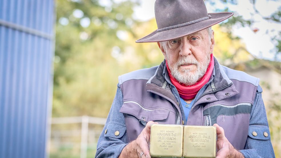Gunter Demnig verlegt seit Anfang der 1990er Jahre Stolpersteine, inzwischen sind es mehr als 100.000 in Deutschland. Foto: dpa/Nadine Weigel
