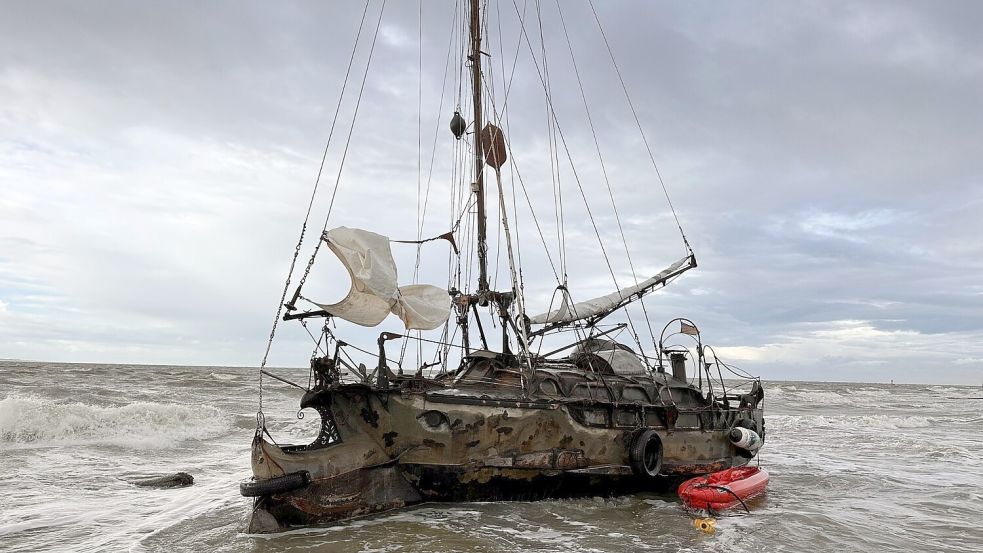 Es sieht schon fast etwas „gruselig“ aus: Am Montag strandete ein Flachbodenschiff am Weststrand von Norderney. Die Insulaner tauften es schnell „Geisterschiff“. Foto: NRDNY