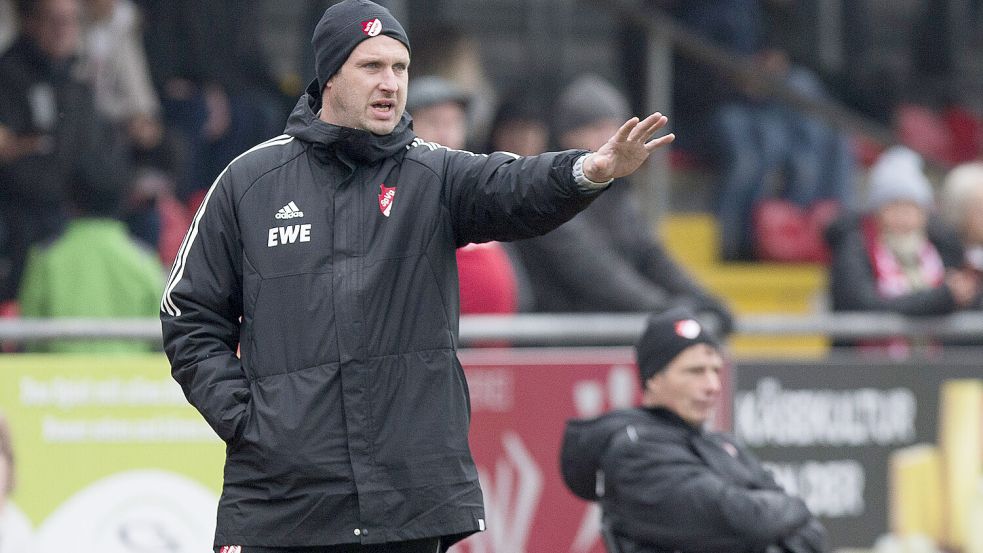Samstag VfL Wolfsburg, Sonntag SV Holtland: Für einige Wochen trainiert Stefan Wilts nun die U17-Juniorinnen und die Männer. Foto: Doden/Emden