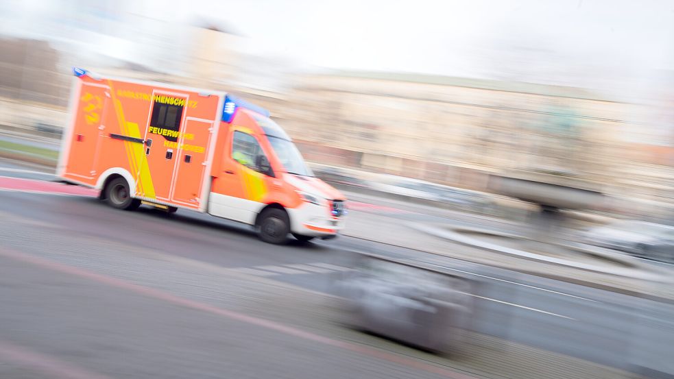 In der ersten November-Nacht, in der alle ostfriesischen Intensivstationen für die Notfallversorgung abgemeldet waren, konnten die Rettungsdienste die Notfallpatienten offenbar trotzdem in regionalen Kliniken unterbringen. Symbolfoto: Stratenschulte/dpa