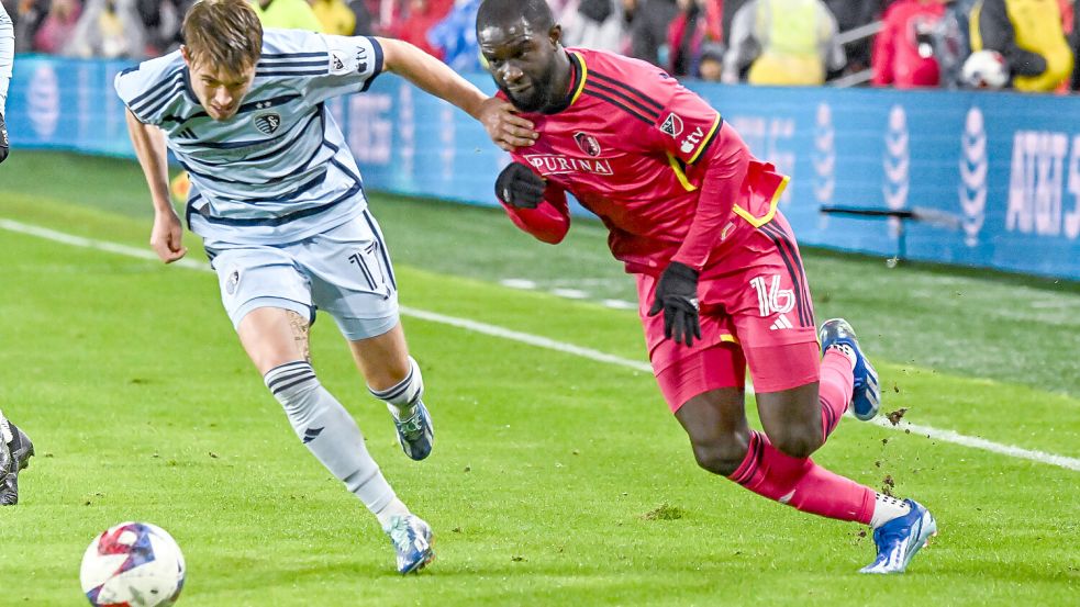 Samuel Adeniran (rechts) und seine Mitspieler konnten sich zu selten gegen Kansas City durchsetzen. Hier eine Szene aus dem ersten Play-off-Spiel. Foto: Icon Sportswire/Imago