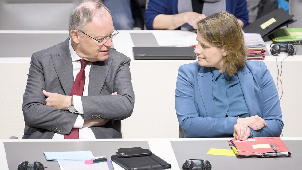Sitzen auf der Regierungsbank im Landtag direkt nebeneinander: Niedersachsens Ministerpräsident Stephan Weil (SPD) und die stellvertretende Ministerpräsidentin Julia Willie Hamburg (Grüne). Foto: Julian Stratenschulte/dpa