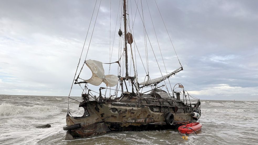 Es sieht schon etwas „gruselig“ aus: Am Montag strandete ein Flachbodenschiff am Weststrand von Norderney. Die Insulaner tauften es schnell „Geisterschiff“. Foto: NRDNY