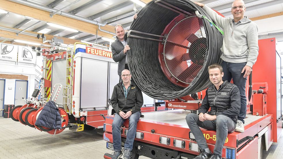 Der Großlüfter ist ein ganz besonderes Feuerwehrfahrzeug. Darauf stehen und sitzen Harald Bathmann (hinten links), Bodo Bargmann (hinten rechts), Gerd Gerdes (vorne links) und Wilko Behrends. Fotos: Ortgies