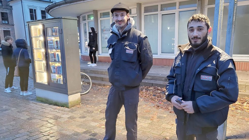 Elmar Schliefer und sein Kollege Hatem Al Hasawi von WSB Sicherheitsdienste GmbH sorgen auch auf dem Norder Marktplatz für Sicherheit. Foto: Rebecca Kresse