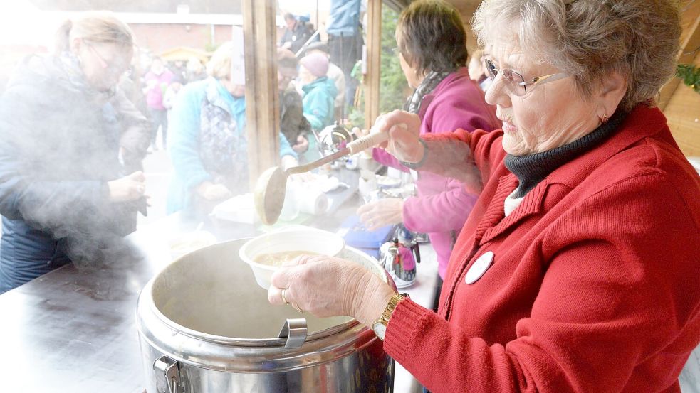 Mittags kommt heiße Erbsensuppe auf die Teller. Bild: Lüppen/Archiv