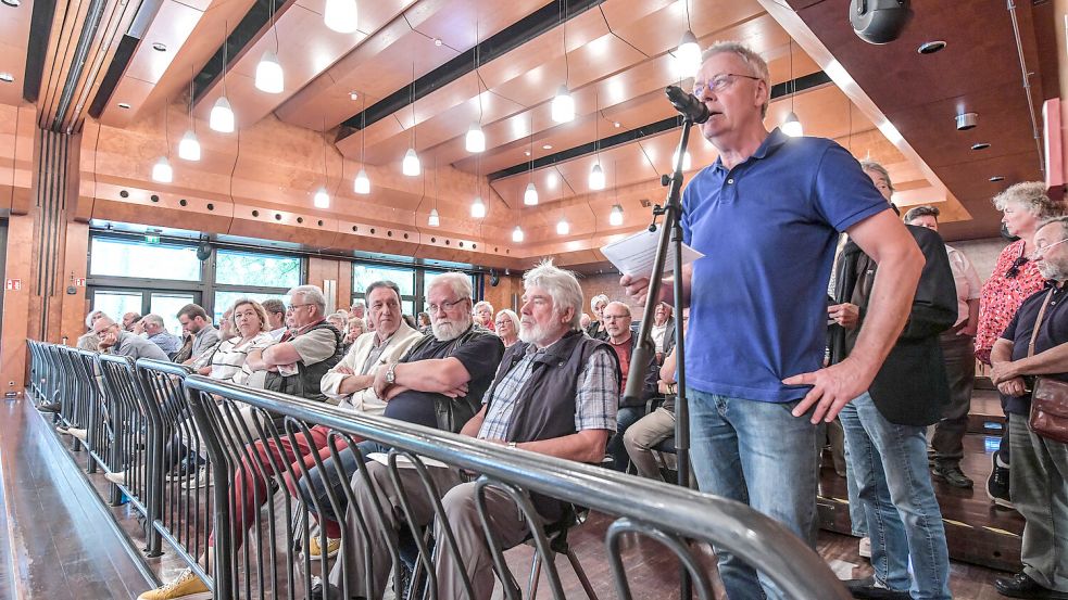 Helmut Hagemeister aus Hage (stehend) meldete sich in der Kreistagssitzung am Mittwoch in Aurich mit kritischen Fragen zu Wort. Auch am Donnerstag übte er Kritik. Foto: Ortgies