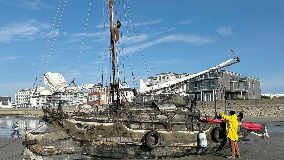 Das Segelschiff der Marke Eigenbau war am Montag vor Norderney gestrandet. Foto: dpa/Volker Bartels