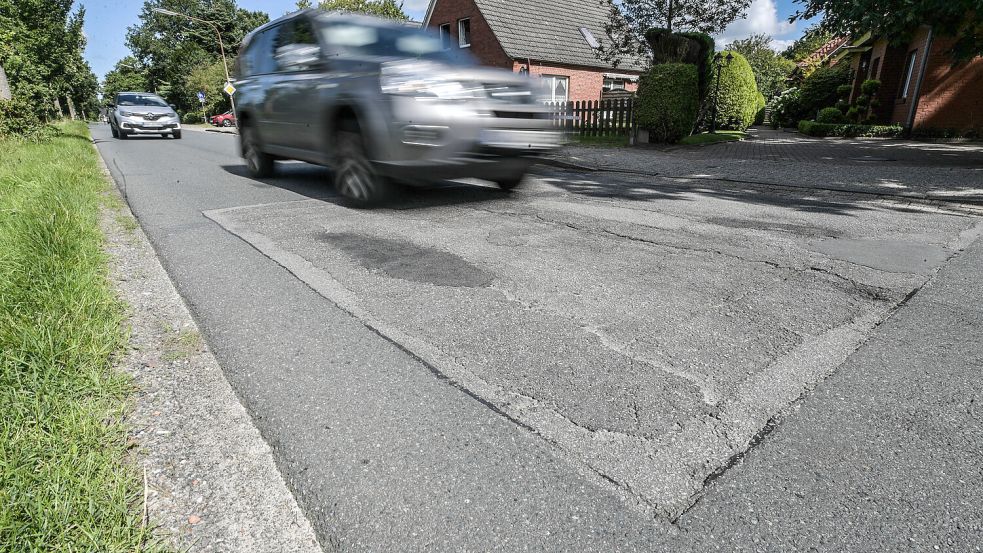 Damit Schlaglöcher immer zeitnah verfüllt werden können, hat die Stadt Aurich einen sechsstelligen Betrag in ihrem Haushalt eingestellt. Foto: Archiv/Ortgies