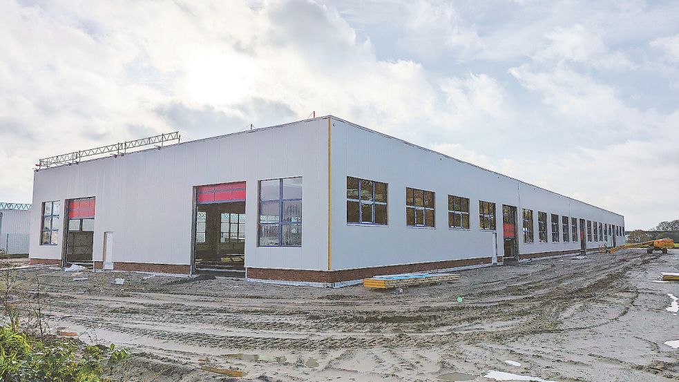 Von außen sieht die Halle schon fast fertig aus. Fotos: Fenster- und Türenwerk Diedrich Schröder GmbH