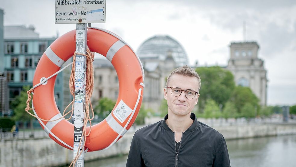 Der Leeraner Bundestagsabgeordnete Julian Pahlke (Grüne) setzt sich für die zivile Seenotrettung im Mittelmeer und die Straffreiheit der Retter ein.Foto: Nietfeld/dpa