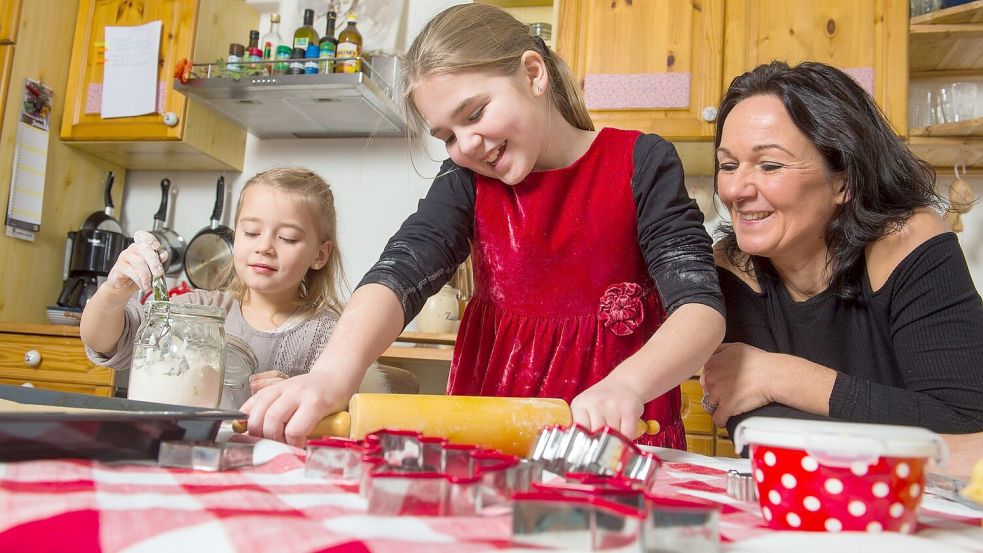 Wunderschöne Augenblicke: Mit Weihnachtsmusik geht das Plätzchen backen noch viel besser von der Hand. Foto: Benjamin Nolte/dpa/dpa-tmn