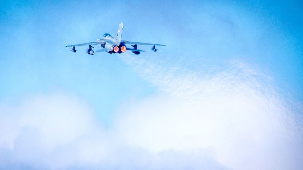 Volle Schubkraft: Start eines Tornado-Kampfflugzeugs beim Taktischen Luftwaffengeschwader 73 „Steinhoff“. Der Modernisierungsbedarf der Bundeswehr bleibt absehbar hoch. Foto: dpa/Jens Büttner