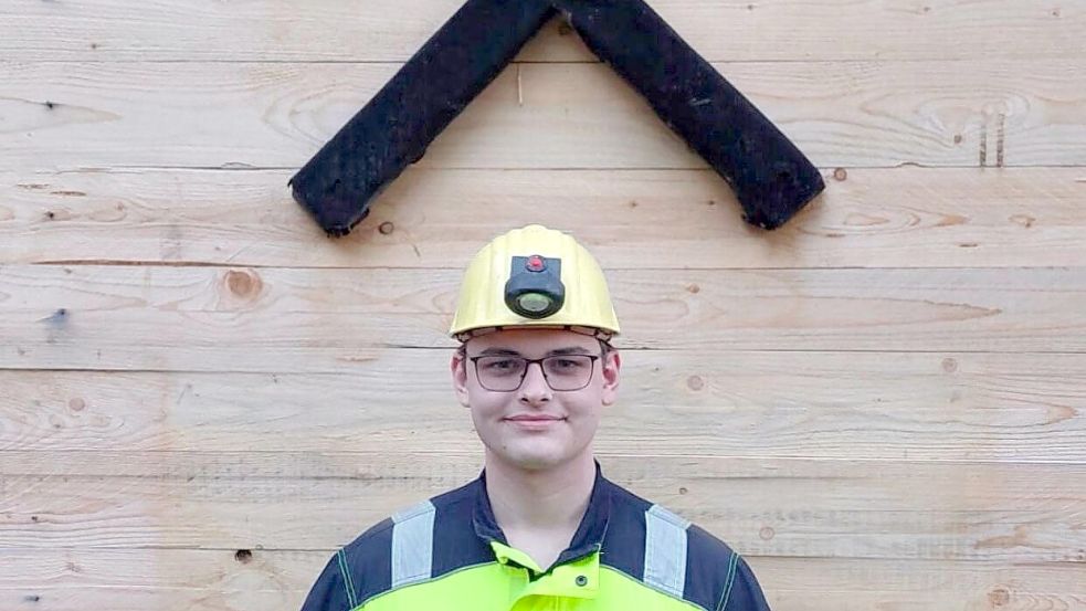 Unter Schlägel und Eisen: Theophil Schmidt in seinem Schutzanzug vor einer Grube. Foto: Theophil Schmidt