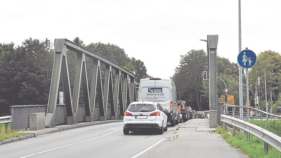 Die Küstenkanalbrücke an der B401 in Surwold wird gesperrt. Foto: Schade