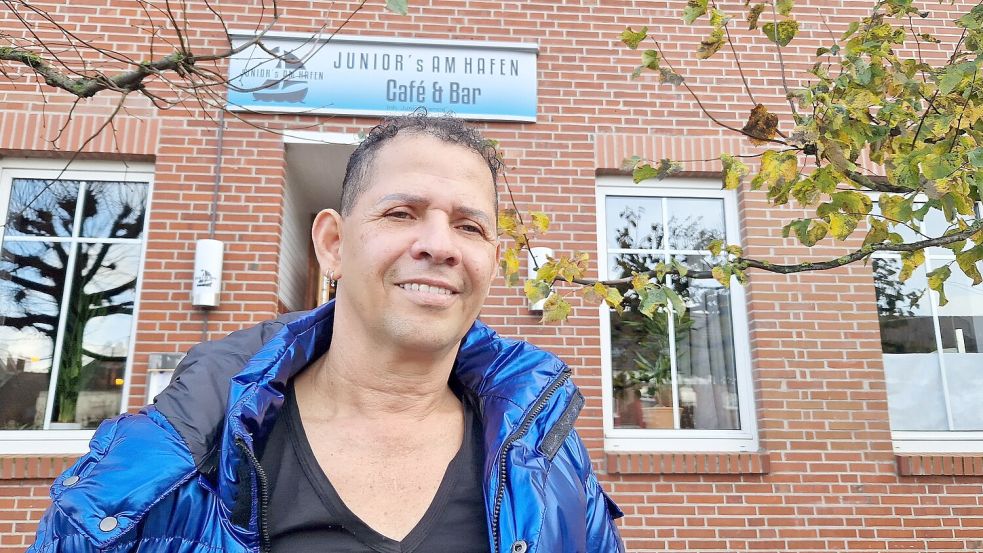 Salustiano Ramos-Schlüter hat sich am Hafen 8 in Weener einen Lebenstraum erfüllt: Der aus Brasilien stammende Koch hat dort ein Lokal eröffnet, wo bis Ende vergangenen Jahres die Musik-Kneipe „Bei Katja am Hafen“ beheimatet war. Foto: Gettkowski