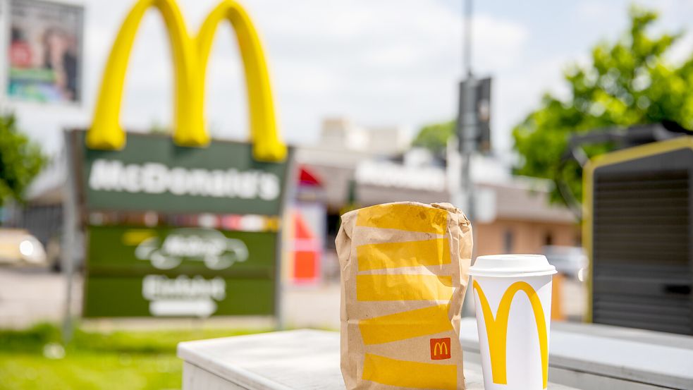 McDonald’s baut ein Restaurant in Uplengen. Das gefällt nicht jedem. Symbolfoto: Christoph Schmidt/dpa
