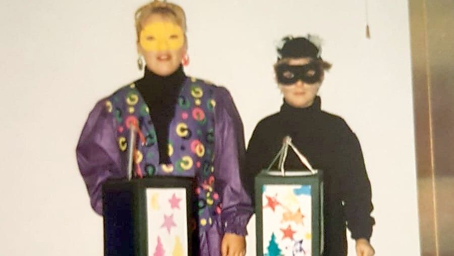 Jutta Martens (rechts) und ihre große Schwester verkleideten sich mit Kostümen, die von ihrer Mutter genäht worden sind. Foto: privat