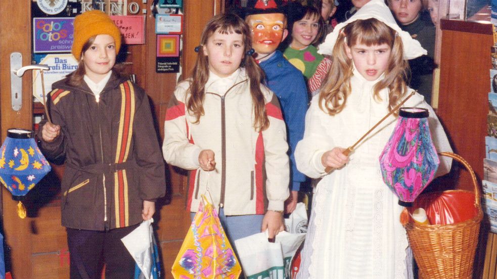 „Damals hatten wir noch echte Kerzen“, schreibt Karin Lüppen (rechts) zu ihrem alten Martinibild. Foto: privat