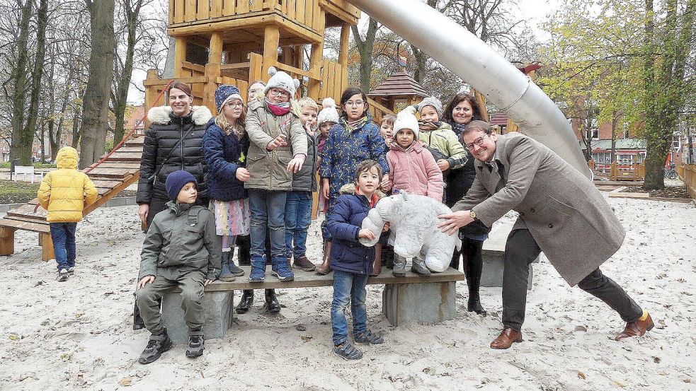 Oberbürgermeister Tim Kruithoff (rechts) freute sich mit Stadtbaurätin Irina Krantz (links) am Freitagmittag darüber, den neuen Burg-Spielplatz endlich an die Kinder übergeben zu können. Fotos: F. Doden