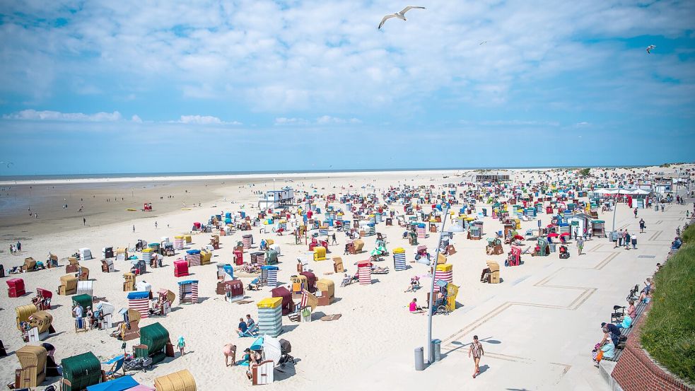 Ein voller Strand auf Borkum – Trotz vieler Probleme zeigen die Gästezahlen wieder nach oben. Foto: Sina Schuldt/dpa