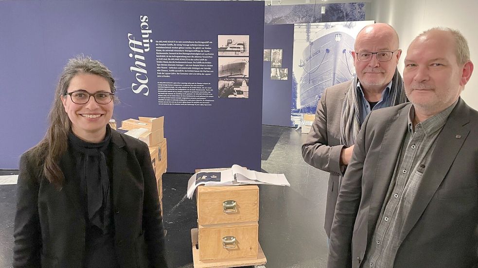Unter der Regie von Museums-Direktorin Jasmin Alley, dem wissenschaftlichen Mitarbeiter Aiko Schmidt (rechts) und Edzard Wagenaar entstand die Ausstellung zur „Melanie Schulte“, die viele Menschen ins Landesmuseum lockte. Foto: Päschel/Archiv