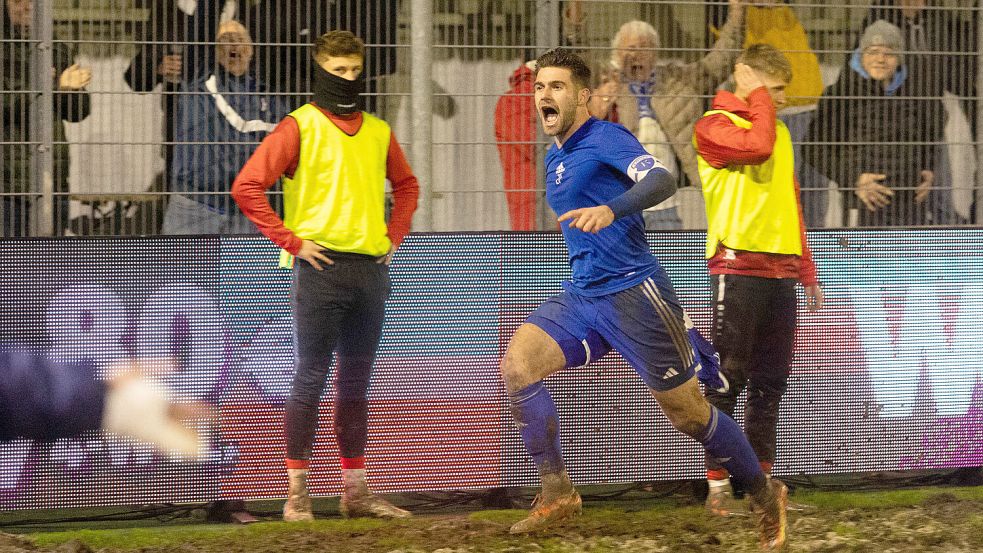 Nach seinem 4:3 sprintete Torschütze Tido Steffens Richtung Fanblock, ehe ihn die Mitspieler herzten. Fotos: Doden