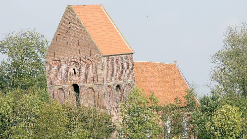 Mit einer Überhangmarke von 2,43 Metern steht in Suurhusen die Alte Kirche mit dem schiefen Kirchturm. Foto: Archiv