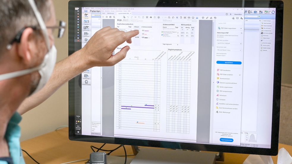 Ein Facharzt arbeitet mit einer elektronischen Patientenakte. Vieles wird digitaler. Foto: Jens Kalaene/dpa