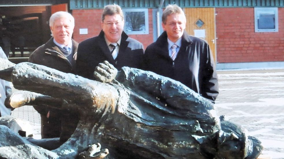 Hayo Wolters (von links), der damalige Auricher Bürgermeister Heinz-Werner Windhorst und der frühere Bürgermeister der Gemeinde Großefehn Olaf Meinen im Jahr 2008 vor dem Rücktransport von „Opa“ nach Aurich. Foto: privat