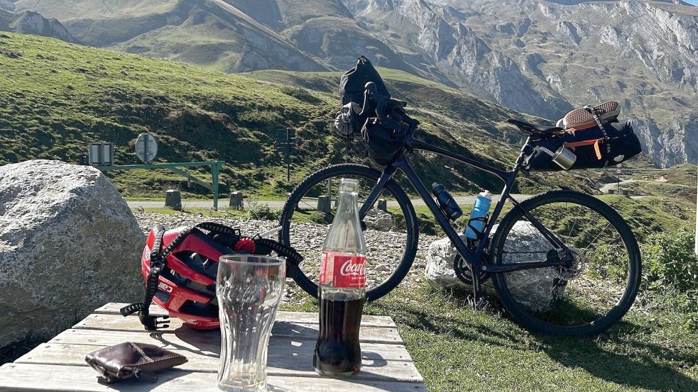 Eine Cola in der Pause darf nicht fehlen – genau das richtige für den Blutzuckerspiegel nach einer langen Etappe. Foto: Kisch