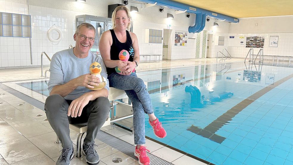 Jochen Risto und Claudia Dirks vom Udo-Solick Bad in Pewsum sind zufrieden mit dem ersten Jahr seit der Neueröffnung. Foto: Weiden