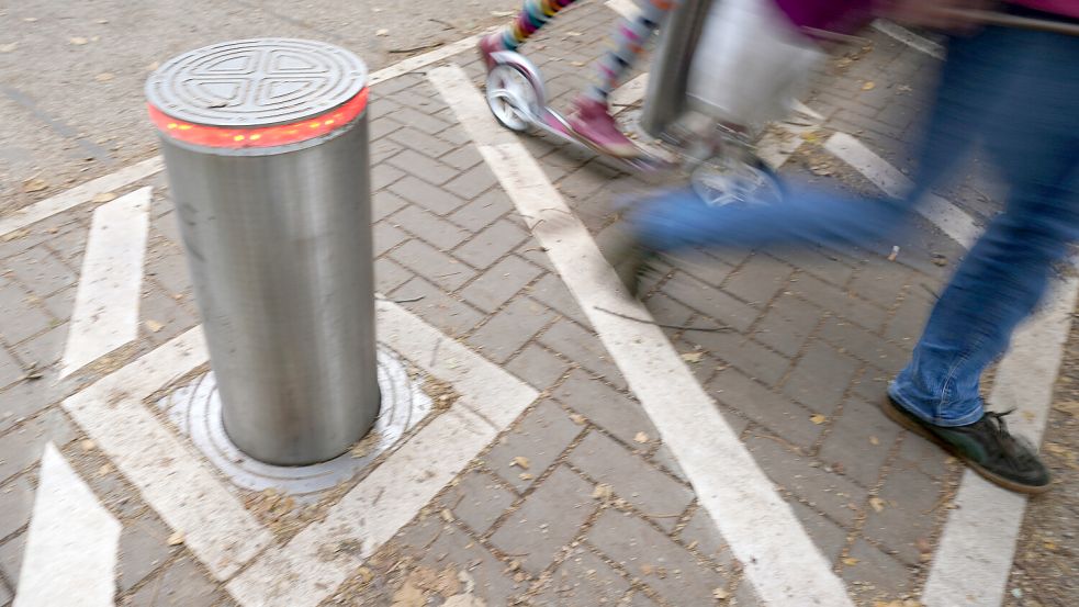 Versenkbare, moderne Stahlpoller sollen in der Auricher Innenstadt montiert werden. Foto: dpa/Brandt