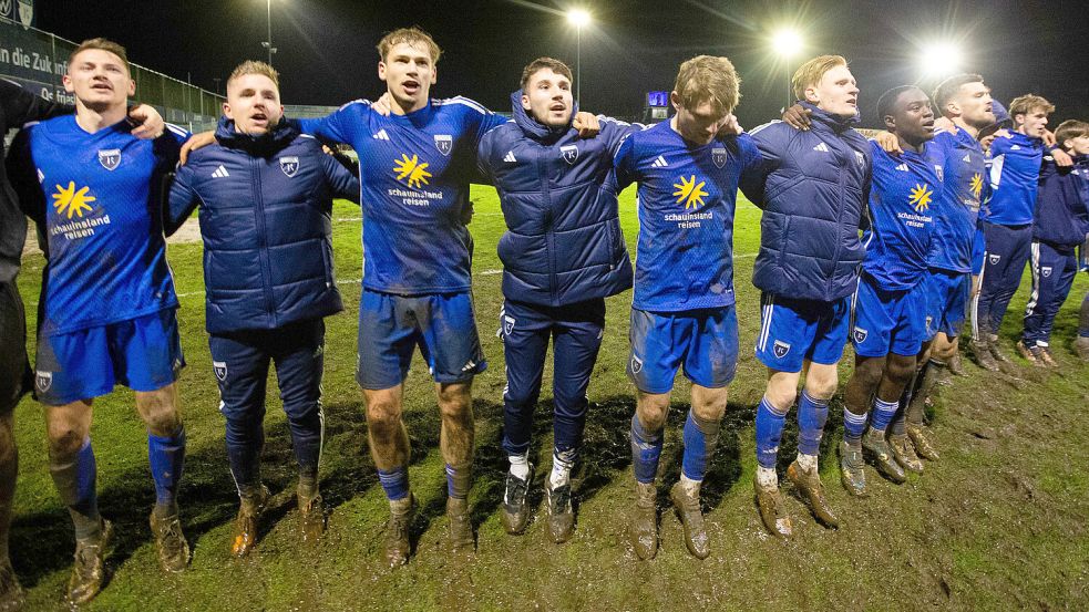 Spieler und Fußballschuhe waren am Ende vom Kampf schwer gezeichnet. Fotos: Doden