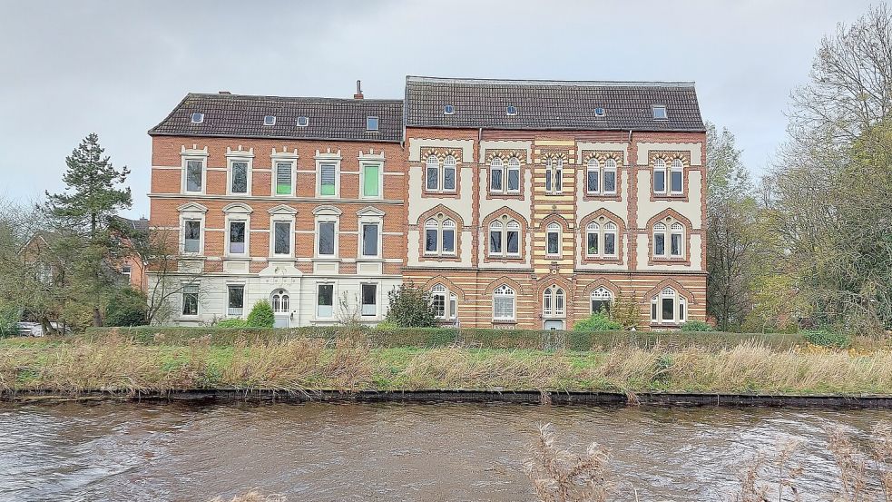 Zwei der drei historischen Häuser an der Ligariusstraße schauen auf den Ems-Jade-Kanal hinaus. Sie sind noch relativ gut erhalten, sagen Bewohner. Fotos: Hanssen