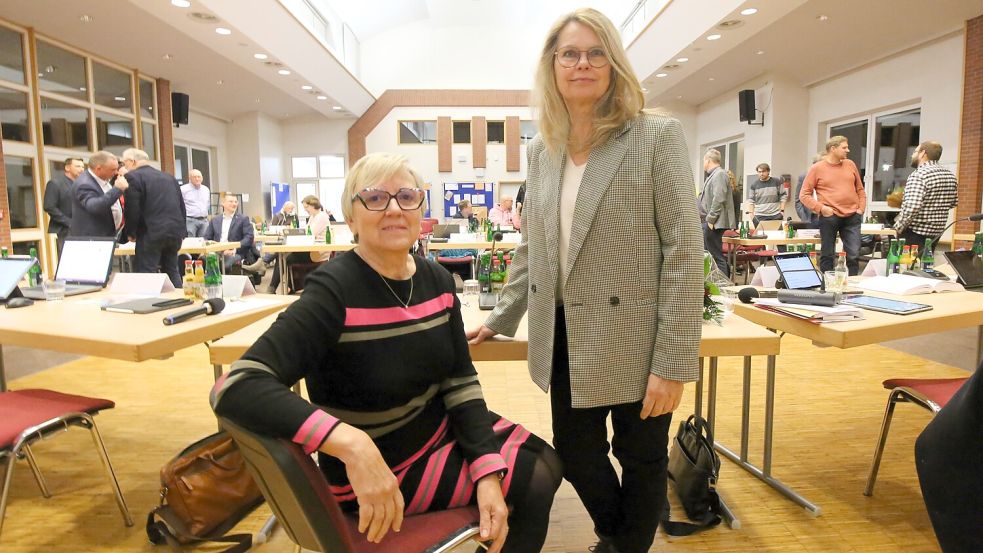 Elke-Marei Bauer (links) ist seit Montag die neue Ratsvorsitzende der Stadt Wiesmoor, Gabriele Münch wurde zur stellvertretenden Bürgermeisterin gewählt. Foto: Böning