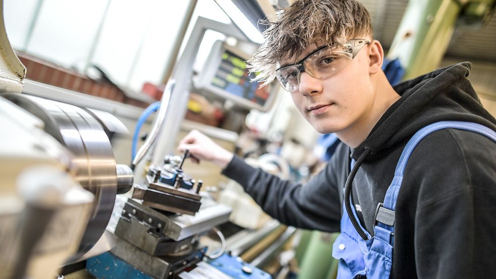 Jonah Walther hat mit drei anderen jungen Menschen bei B.u.S. Metall in Firrel in diesem Jahr eine Ausbildung begonnen. Foto: Ortgies