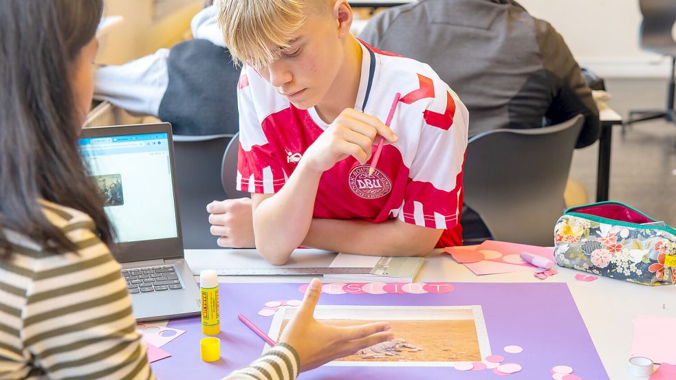 Der Laptop kommt nur noch am Rande vor, einst verdrängte Handtechniken wie die Collage erleben eine Wiederauferstehung: Für die Achtklässler Johan Aagaard und Janisha Rai an der Marieskole im dänischen Tondern sind traditionelle Lernmethoden neu. Foto: Marcus Dewanger