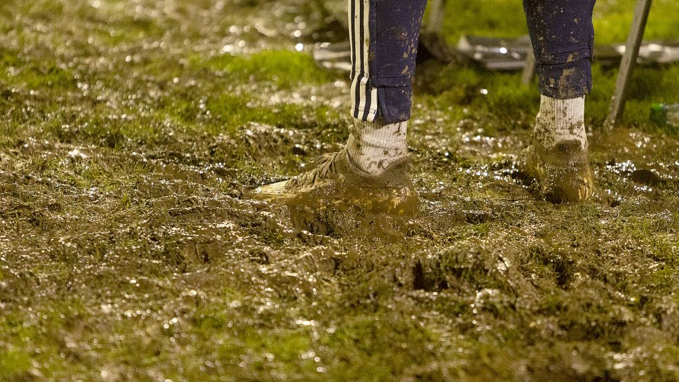 Viel geht nicht mehr auf Ostfrieslands Fußballplätzen. Nur die Vereine mit Kunstrasenplätzen können ihre Spiele bei den aktuellen Wetterverhältnissen regelmäßig austragen. Foto: Doden/Emden
