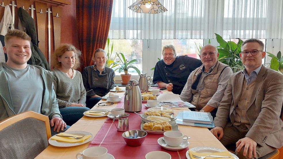Sie wollen sich gegen eine mögliche Einführung der Bettensteuer in Emden stemmen: Ole Falbe (von links), Kerstin Falbe, Janika Walter, Rainer Ahlers, Karl-Heinz Wittwer und Oliver Klaassen. Foto: Hanssen