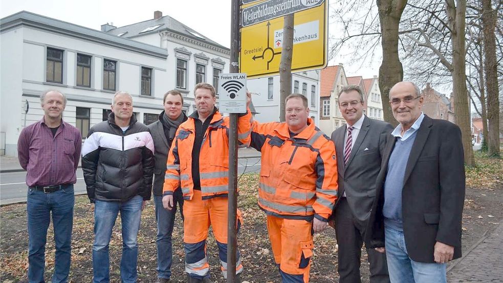 Noch unter der Ägide des ehemaligen Norder Bürgermeisters Heiko Schmelzle (2. von rechts) ist das kostenfreie W-Lan in der Innenstadt vorgestellt worden. Foto: Archiv