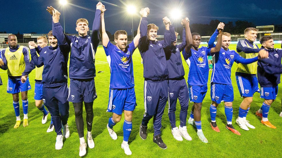 Großer Jubel vor den stimmungsvollen Fans: Kickers Emden gelang mit dem 2:1 gegen Heeslingen ein wichtiger Sieg und bleibt auf Tuchfühlung zu den Spitzenplätzen der Oberliga. Fotos: Doden, Emden