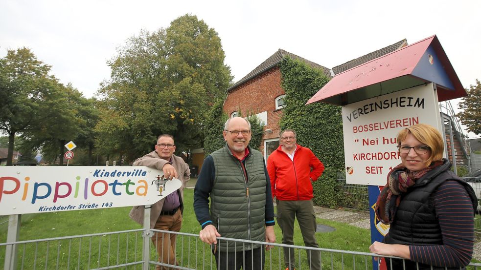 Vor der ehemaligen Dorfschule, dem zu kleinen Treffpunkt des Ortsteils Kirchdorf: André (links) und Meike Tietz (rechts) von der Dorfgemeinschaft, Hans-Wilhelm Rolfs (vorne) und Joachim Fecht vom Boßelverein. Foto: Böning