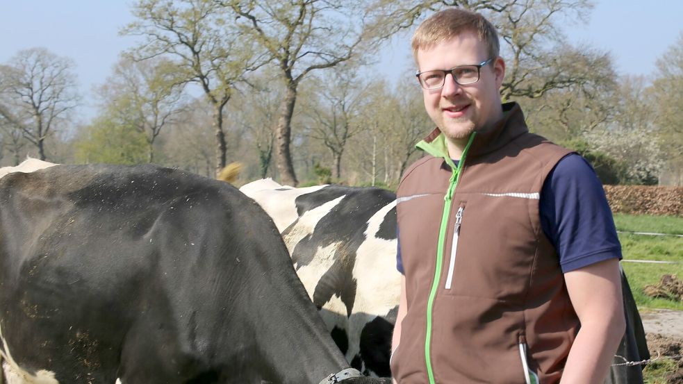 Udo Haßbargen ist mit dem elterlichen Hof im Jahr 2012 nach Kirchdorf gezogen. Hier gibt es viel Platz und die Weiden und Felder liegen nah am Stall. Foto: Böning