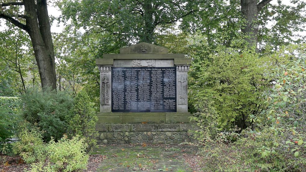 Das Denkmal, gleich rechts hinter dem Ortseingang von der Kernstadt aus über die Kirchdorfer Straße, erinnert an die Gefallenen des Ersten und Zweiten Weltkriegs. Foto: Böning