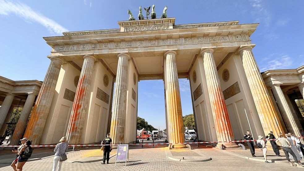 Die Klimaaktivisten haben das Brandenburger Tor in Berlin erneut mit oranger Farbe beschmiert. Foto: dpa/Paul Zinken