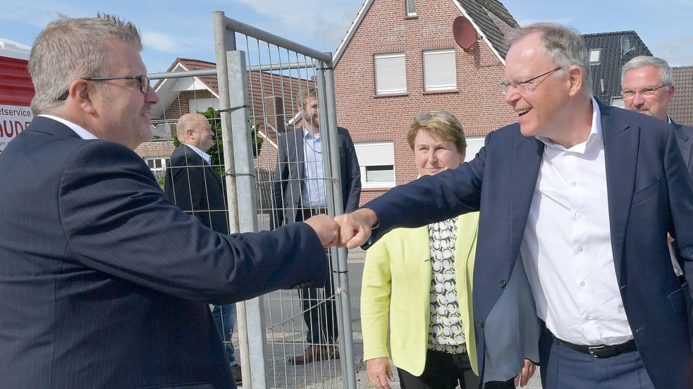 Westoverledingens Bürgermeister Theo Douwes (links) begrüßte den niedersächsischen Ministerpräsidenten Stephan Weil am Montagnachmittag in Ihrhove. Foto: Ortgies